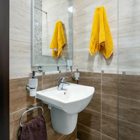 Cozy 1br W/ Terrace | Family Friendly アパート